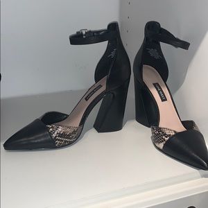 Nine West Black leather snakeskin strap pump 7M